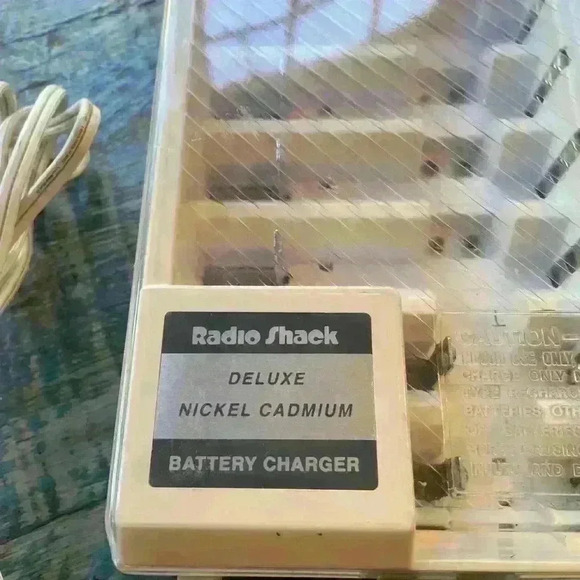 RADIO SHACK DELUXE NICKEL CADMIUM BATTERY CHARGER -USED - Picture 2 of 7